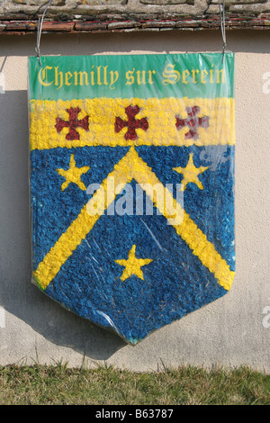 Schild aus Papier Blumen Dekoration. St Vincent Chablis. Vertikale. 50631 Chablis2005 Stockfoto