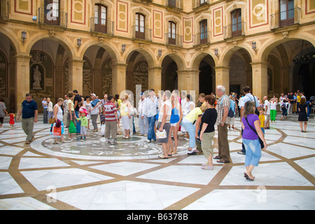 Menschen besuchen Montserrat Basilika und Kloster Montserrat, in der Nähe von Barcelona, Spanien Stockfoto