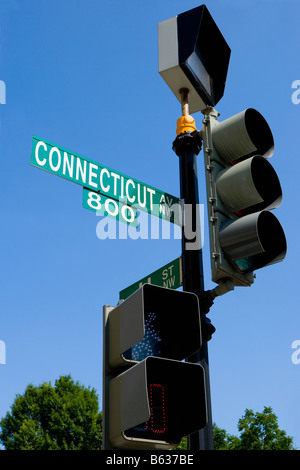 Niedrigen Winkel Blick auf eine Straße Schild an einer Ampel, Connecticut Avenue NW, Washington DC, USA Stockfoto