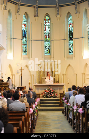 Ein Priester führt eine Trauung in einer katholischen Kirche Stockfoto