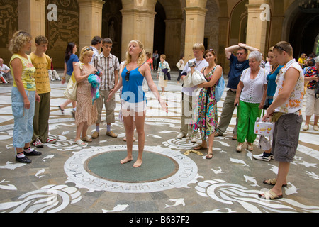 Menschen besuchen Montserrat Basilika und Kloster Montserrat, in der Nähe von Barcelona, Spanien Stockfoto