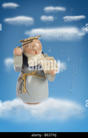 Antike Weihnachten Dekoration Ornament Engel traditionelle Dirigent Musik Chor Wolken Himmel arial Traum Ausschnitt Vintage Holz Stockfoto