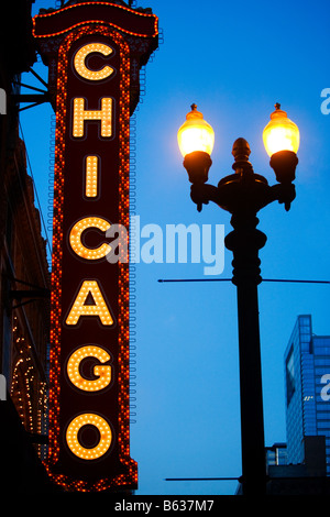 Niedrigen Winkel mit Blick auf Chicago Neon Schriftzug leuchtet in der Dämmerung, Chicago Theatre, Chicago, Illinois, USA Stockfoto