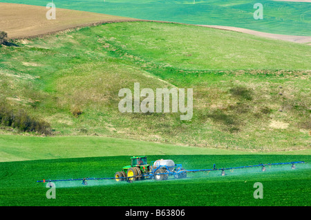 Spritzen von Winterweizen zur Unkrautbekämpfung in der Palouse Region Washington Stockfoto