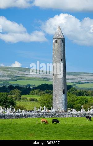 Der runde Turm und der Friedhof von Kilmacduagh Monastery, der Burren, County Galway, Irland. Stockfoto