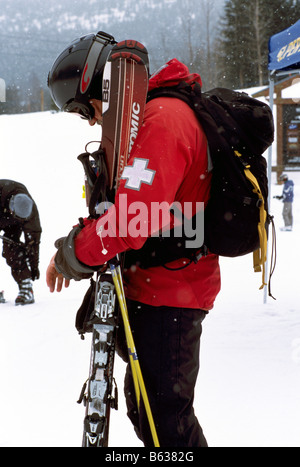 Erste Hilfe Sicherheit Ski Patrol Medic Vorbereitung an einem Ski-Unfall Stockfoto