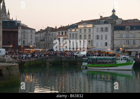 Andrang an der Hafenseite auf Mittsommer s Abend La Rochelle Charente Maritime-Frankreich Stockfoto