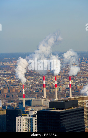 Luftaufnahme von Rauch entstehende Schornsteine eine Fabrik, Manhattan, New York City, New York State, USA Stockfoto