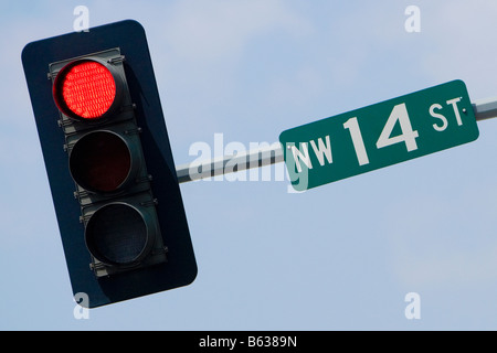 Niedrigen Winkel Blick auf eine Straße Schild an einer Ampel, Washington DC, USA Stockfoto