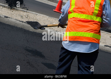 Rückansicht eines Bauarbeiters auf einer Straßenbaustelle, Biscayne Boulevard, Miami, Florida, USA Stockfoto