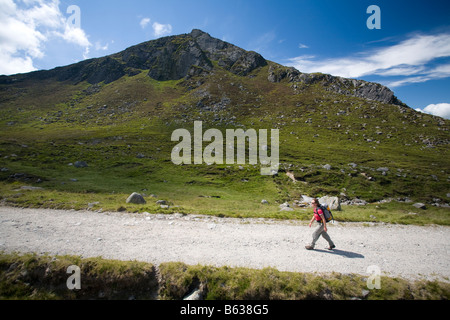 Walker auf der Spur unter Spelack Trassey Berg, Mourne Mountains, County Down, Nordirland, Großbritannien. Stockfoto