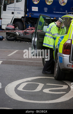 Großstädtischen Verkehr Polizei untersucht die Kollision zwischen einem Motorrad und einem Londoner Stadtteil Lambeth recycling Fahrzeug. Stockfoto