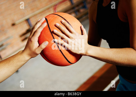 Nahaufnahme der beiden Basketball-Spieler spielen Stockfoto