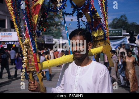 Ein Hindu-Pilger oder Anhänger trägt ein Angebot während des jährlichen Thaipusam Festival am Batu Caves, Kuala Lumpur, Malaysia Stockfoto