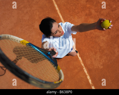 Erhöhte Ansicht einer jungen Frau, die Tennis spielen Stockfoto