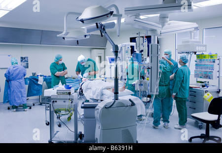 Team von Chirurgen mit Patienten direkt nach Verfahren zum Entfernen von gutartigen Gehirntumor, Reykjavik, Island Stockfoto