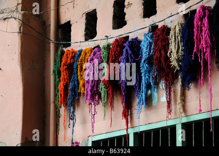 Frisch gefärbte Wolle trocknen im Souk des Teinturiers (Färber-Souk) in der nördlichen Medina in Marrakesch Marokko Stockfoto