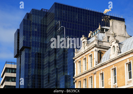 Die alten Billingsgate Fischmarkt und dem nördlichen & Shell Building in London England Stockfoto