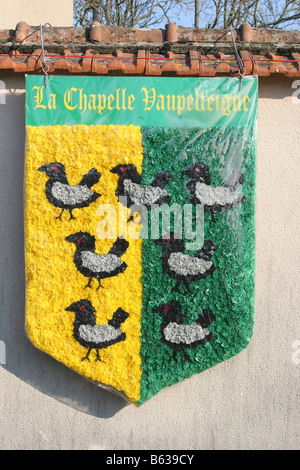 Schild aus Papier Blumen Dekoration. St Vincent Chablis. Vertikale. 50648 Chablis2005 Stockfoto