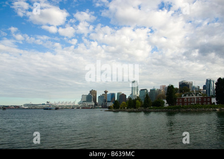 Downtown Vancouver Coal Harbour vom Stanley Park zu sehen. HMCS Discovery Deadman der Insel sieht man auf der rechten Seite. Stockfoto