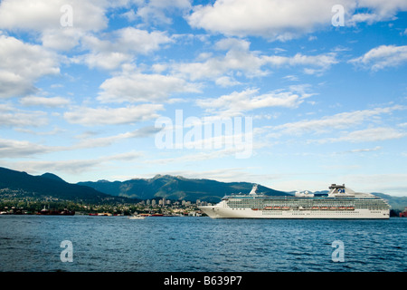 Island Princess cruises aus Coal Harbour, Vancouver, Kanada. Vom Stanley Park aus gesehen. Stockfoto