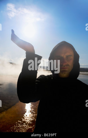 Mitte erwachsenen Mannes praktizieren Yoga in der Nähe von einer Thermalquelle, Grand Bildobjekte Frühling, Yellowstone-Nationalpark, Wyoming, USA Stockfoto