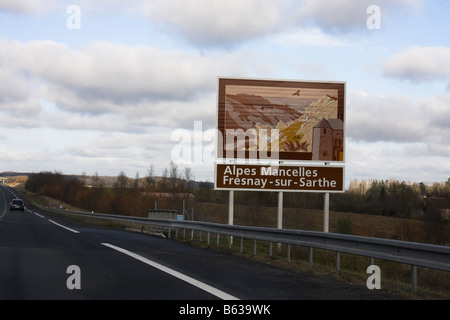 Touristischen anmelden "Alpes Mancelles Fresnay Sur Sarthe" Autoroute Stockfoto