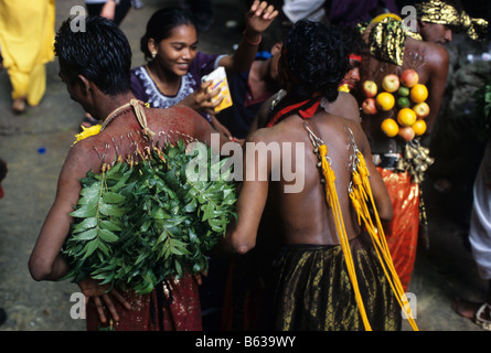 Hindu Büßer mit durchbohrten Rücken während des jährlichen Thaipusam Festival am Batu Caves, Kuala Lumpur, Malaysia Stockfoto