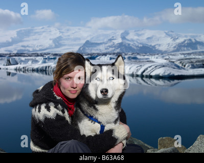 Isländische Mädchen mit Husky, Jökulsárlón Glacial Lagune, Breidamerkurjokull Gletscher, Ost-Island Stockfoto