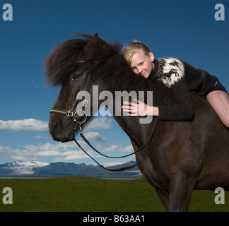 Junges Mädchen ohne Sattel auf ihrem Pferd, Hofn, Hornafjördur Fjord Ost-Island Stockfoto