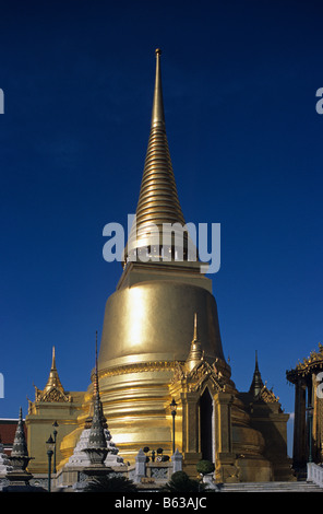 Vergoldete goldene Stupa oder Chedi des Royal Grand Palace in Bangkok, Thailand Stockfoto
