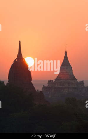 Tempel und Pagoden bei Sonnenaufgang, Bagan, Myanmar Stockfoto