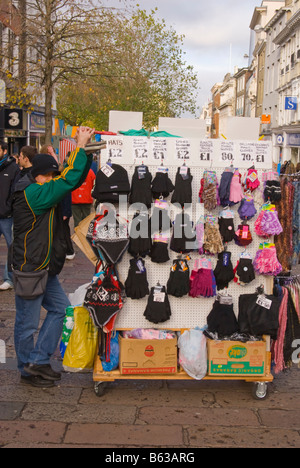 Man verkaufte Woolie Wintermützen und Handschuhe auf den Straßen von Norwich, Norfolk, Großbritannien Stockfoto