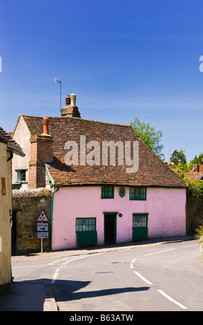 Old Cottage - kleines altes mittelalterliches Haus im historischen Landdorf Shere, Surrey, England, Großbritannien, rosa gestrichen Stockfoto