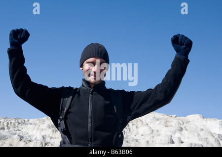 Mitte erwachsenen Mann, der mit seiner erhobenen Armen Stockfoto