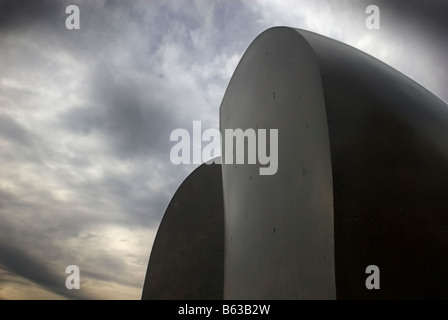 Moores Knife Edge zweiteilige Skulptur in Kew Gardens im Jahr 2007. Stockfoto