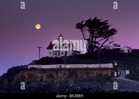 Vollmond-Einstellung in der Morgendämmerung über Batterie Point Leuchtturm Crescent City Del Norte County Kalifornien Stockfoto