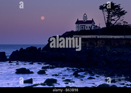 Vollmond-Einstellung über Batterie Point Leuchtturm Crescent City Del Norte County Kalifornien Stockfoto