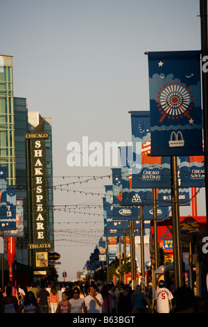 Touristen, die zu Fuß in die Straße, Navy Pier, Chicago, Illinois, USA Stockfoto