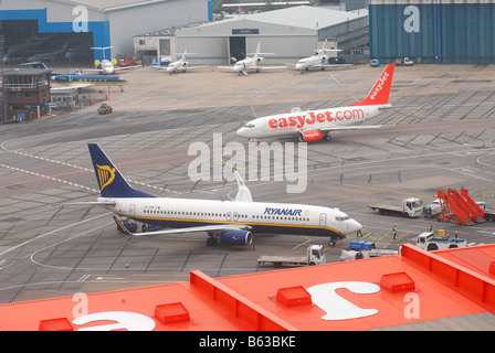 Rivalen. EasyJet und Ryanair Flugzeuge übergeben einander am Flughafen Luton. Stockfoto