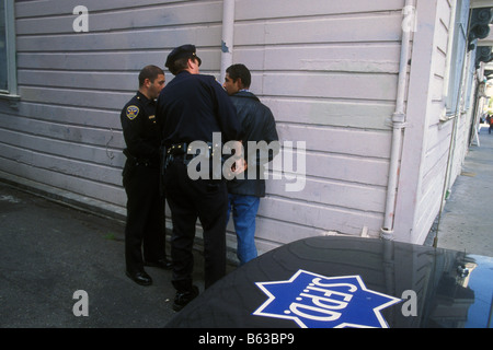 Polizei in San Francisco zu stoppen und Suche einen Mann in einer Seitengasse Stockfoto