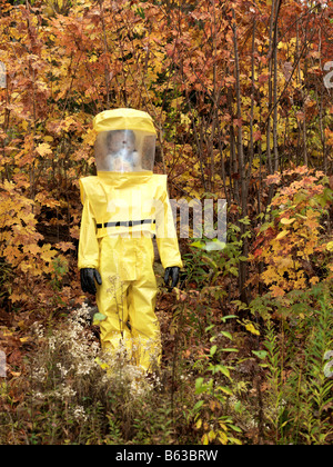 43 Jahre alten asiatischen Mann in einem Hazmat-Anzug und Gasmaske im Freien mit den Herbstfarben und Laub Stockfoto