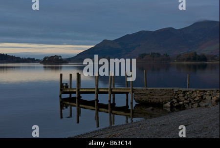 Holzsteg am Derwent Water, Borrowdale, in der Nähe von Keswick, Nationalpark Lake District, Cumbria, England UK Stockfoto