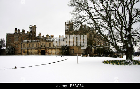 Castle Ashby an einem verschneiten Tag im Frühling Stockfoto