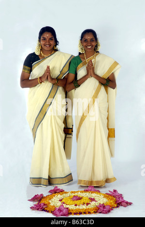 MODELLE AUS KERALA IN TRADITIONELLER KLEIDUNG WÄHREND ONAM Stockfoto