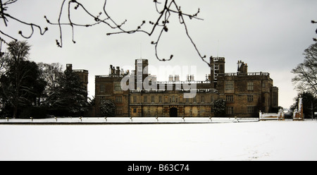 Castle Ashby an einem verschneiten Tag im Frühling Stockfoto