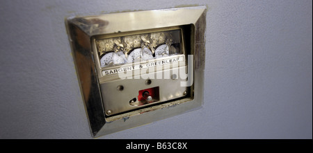 Ein Sargent & Greenleaf Zahlenschloss auf einem großen Banktresor in London. Stockfoto