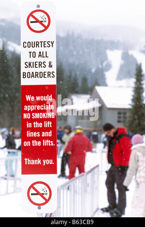 "No Smoking" Warnzeichen für Skifahrer und Snowboarder in einem Skigebiet Stockfoto