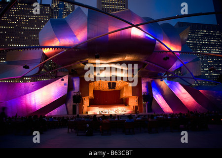 Touristen sitzen vor einem Auditorium, Jay Pritzker Pavillion, Millennium Park, Chicago, Illinois, USA Stockfoto