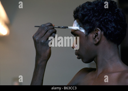 Eine australische Aborigine-Malerei sein Gesicht hinter den Kulissen in der Vorbereitung für eine Aufführung auf der Bühne Stockfoto